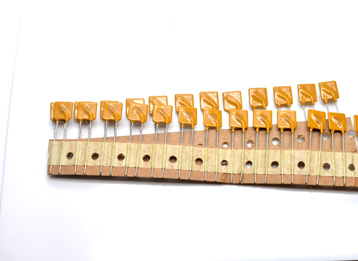 bussmann PTR030V系列 可恢復 方形 黃色插件保險